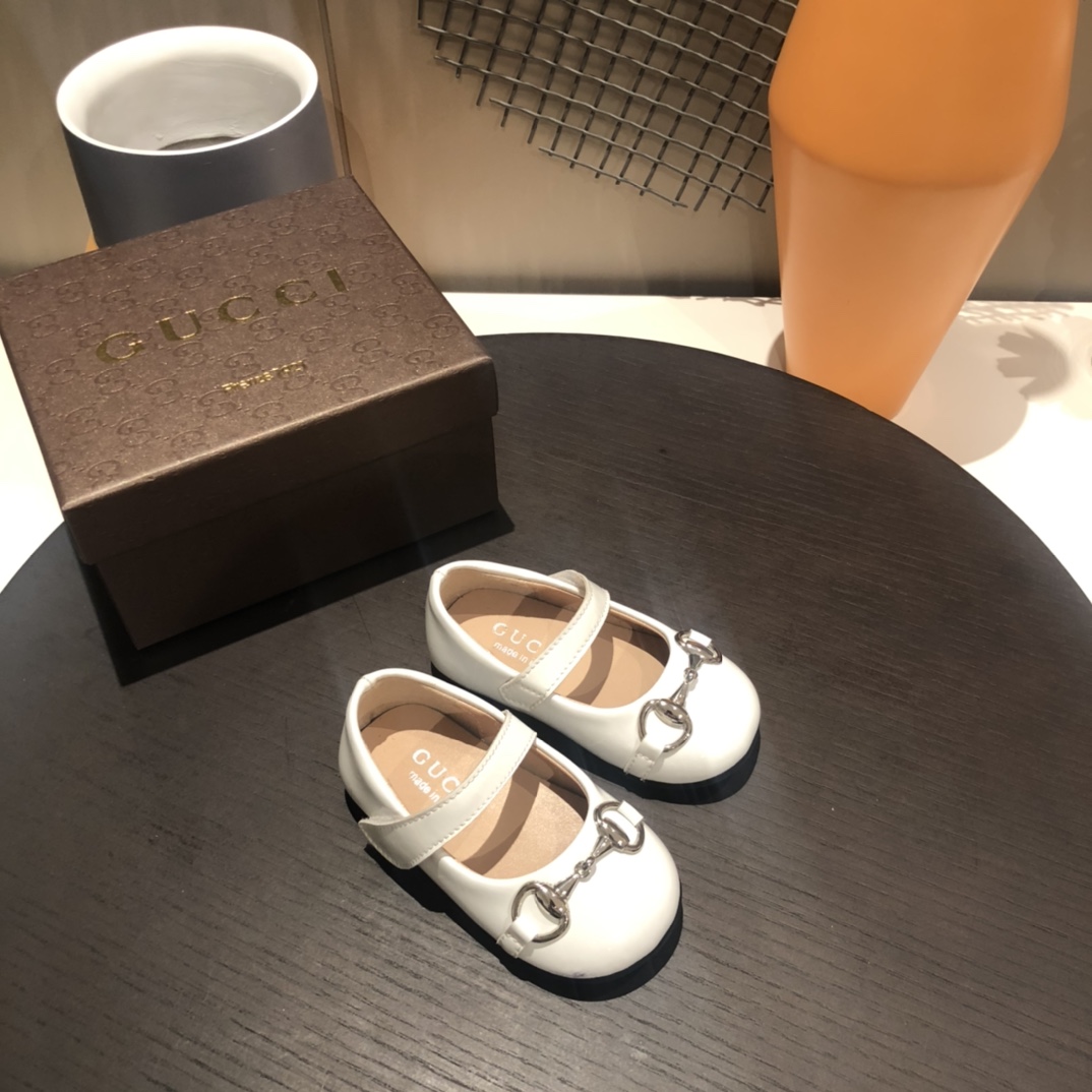 Children's shoes child